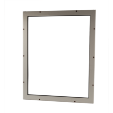 Een houten voorzetraam gemonteerd met schroeven